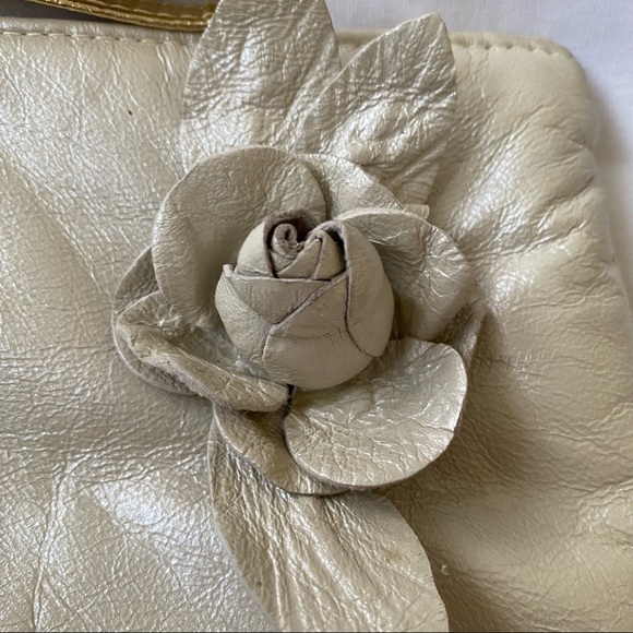 Vintage Ruth Saltz Pearl/Gold Leather Rose Wristlet Clutch Purse - Picture 3 of 7